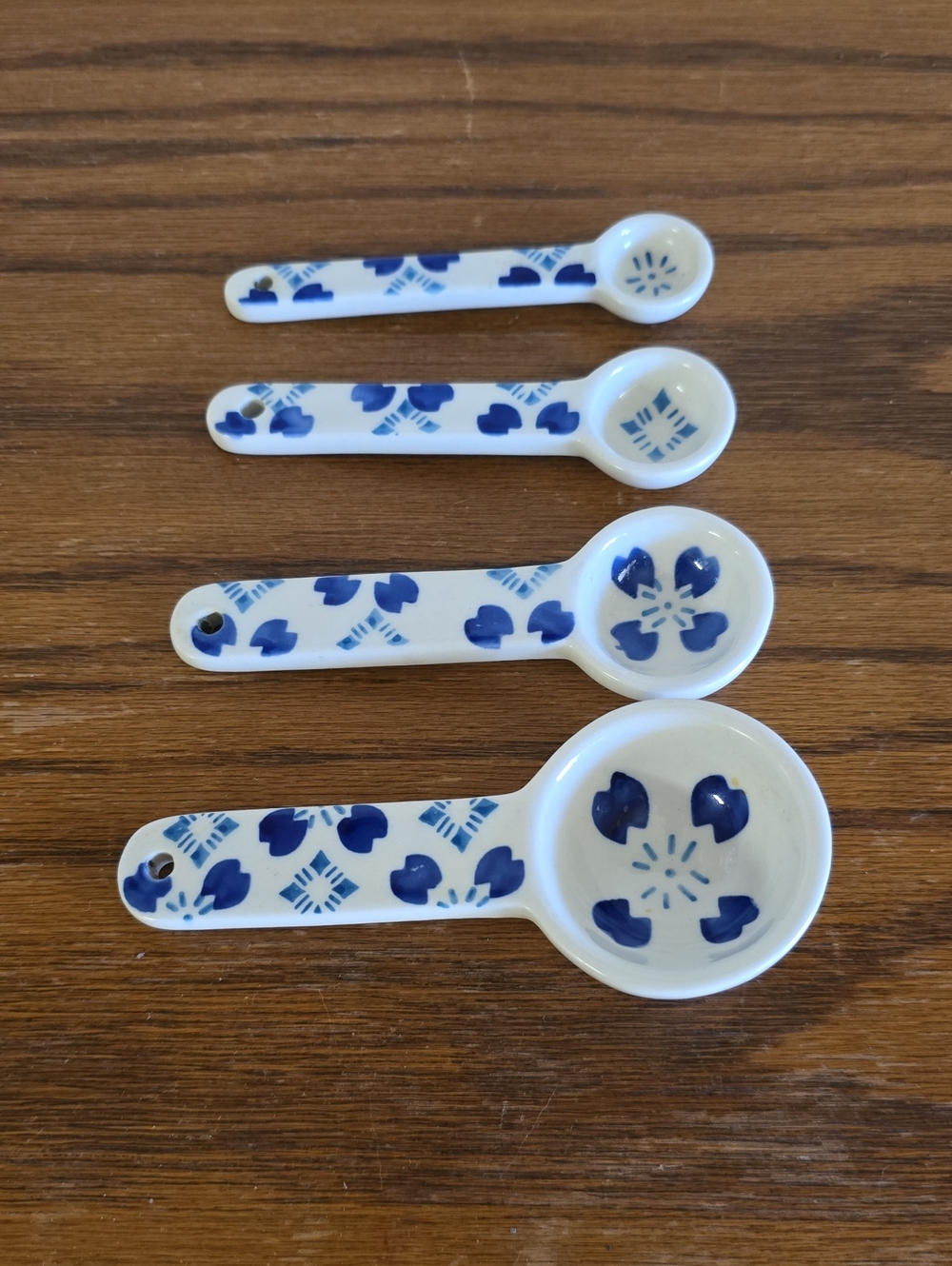 World Market Blue and White Ceramic Measuring Spoon Set Tote 12